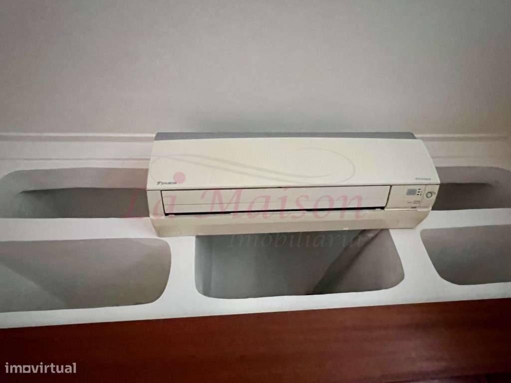 Moradia V4 Duplex no Centro de Loures-45