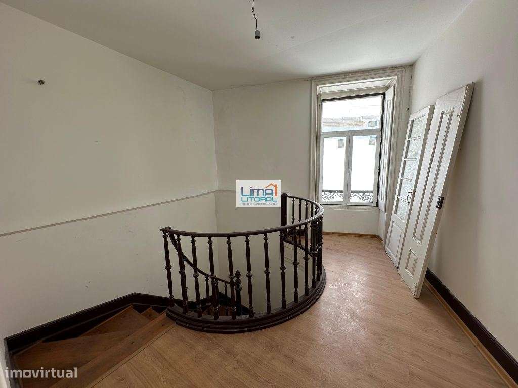 Prédio devoluto para habitação e comércio - Zona Histórica de Leiria-19