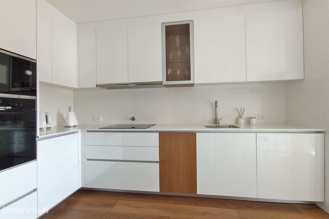 Apartamento T3 Renovado c/áreas generosas Paços de Brandão-3