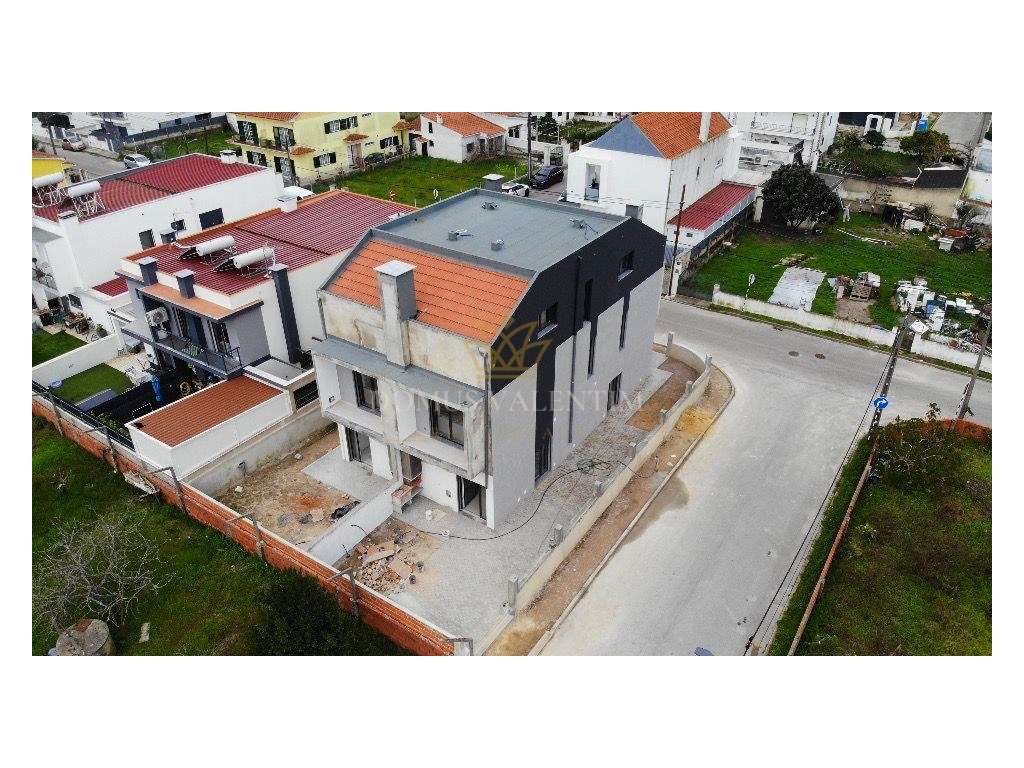 MORADIA GEMINADA -TRIPLEX T4 COM 3 WC
FERNÃO FERRO-35