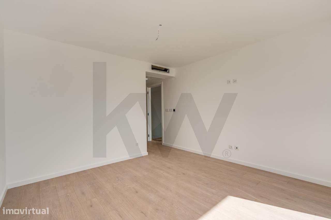 Moradia T4 (+1) em Condomínio Fechado em Cascais com jardim e piscina-23