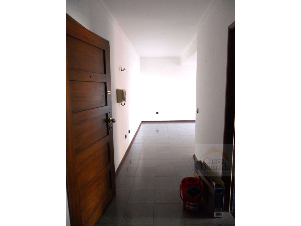 Arrenda-se apartamento T1 com aparcamento e arrumo, no Vale das Flores - Grande imagem: 4/17
