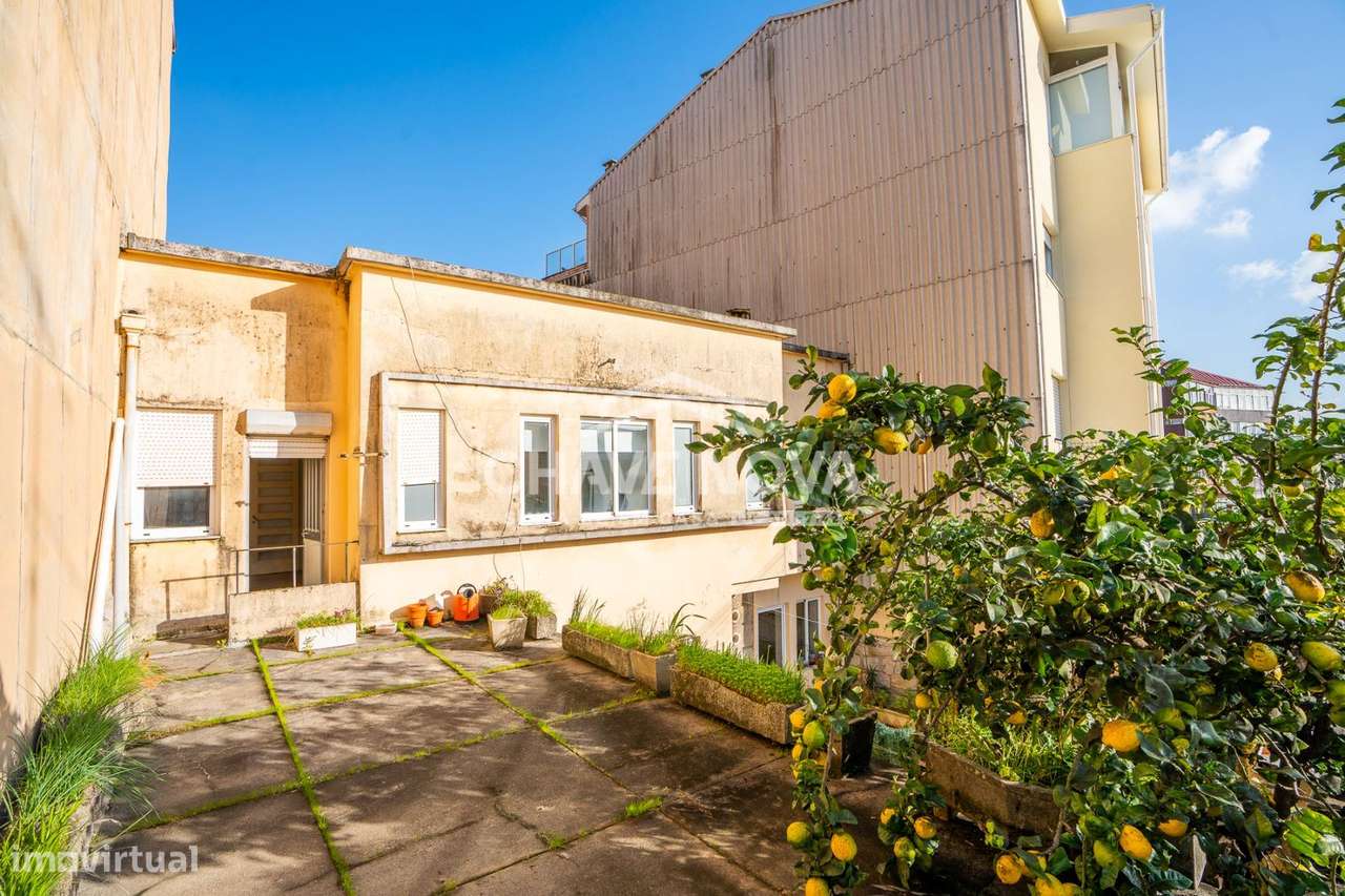 Moradia Bi-Familiar T4 + T2 com Potencial de Rendimento em Ramalde ...-16