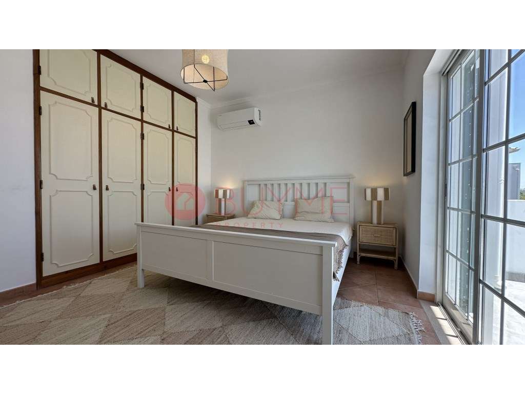 Moradia V4 Exclusiva com Piscina, Jacuzzi e Amplos Jardins em Almancil-34