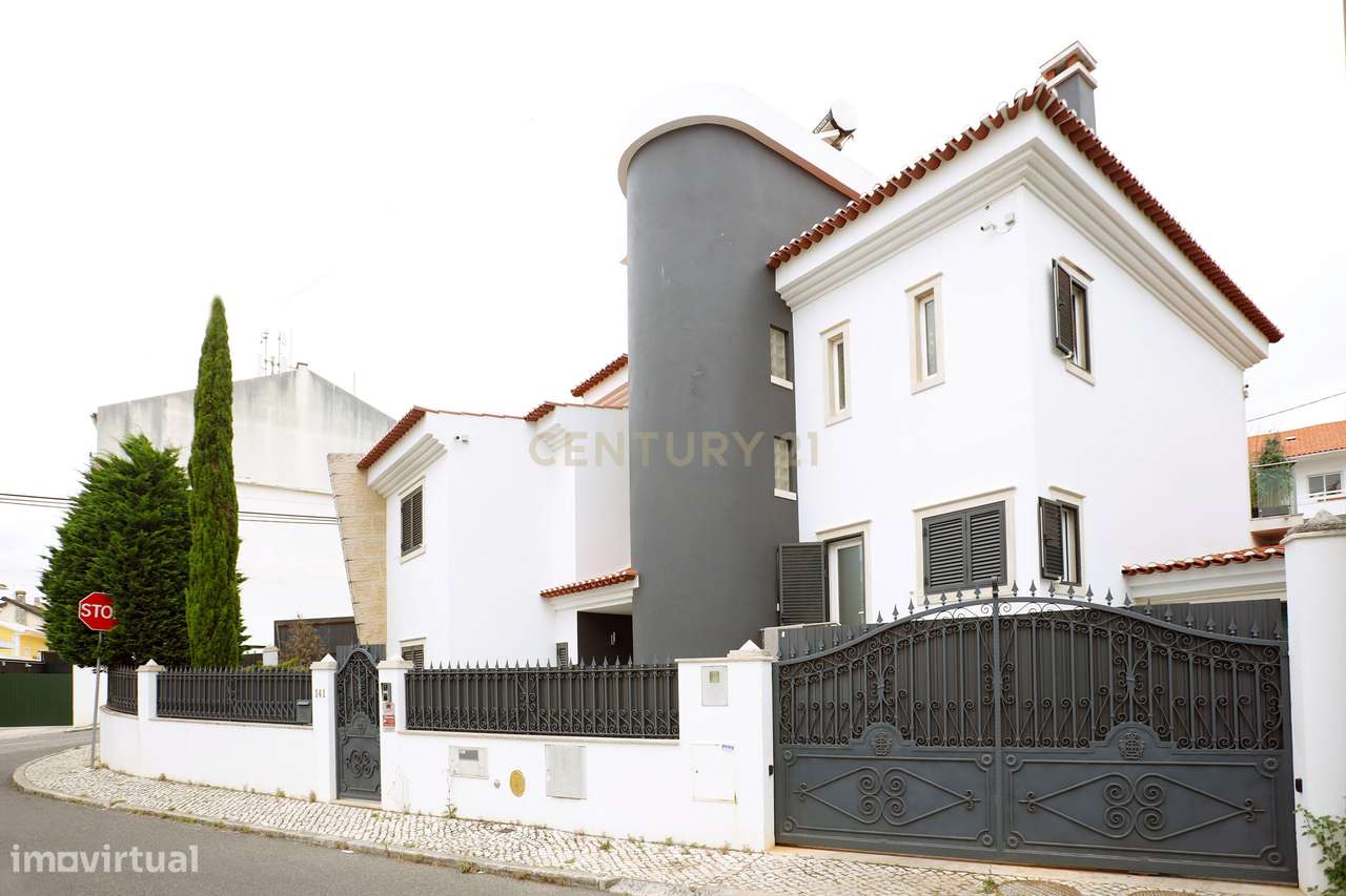 Moradia Isolada com 5 Quartos em Odivelas-3