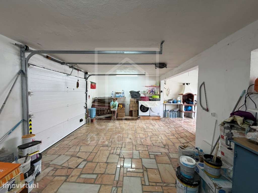 Moradia T2 com garagem e piscina completamente renovada em Canhestros-20