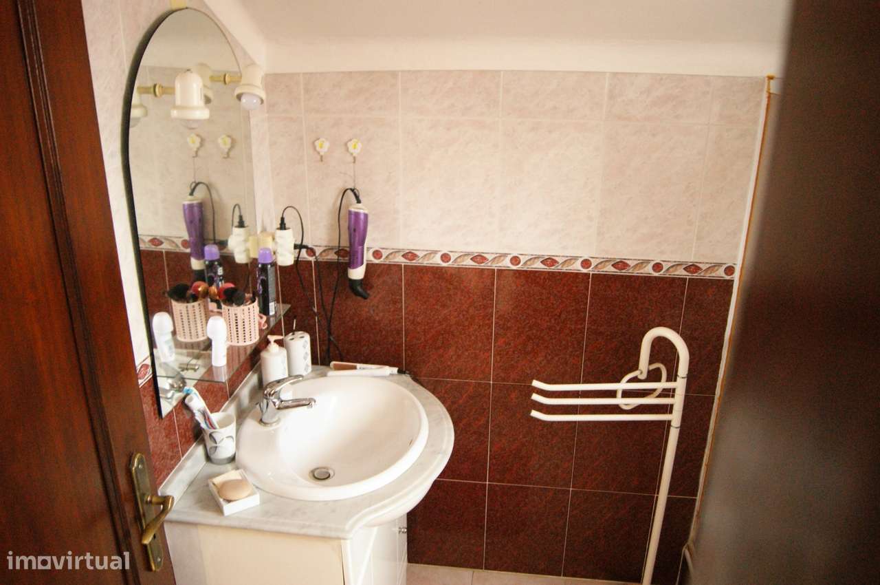 Moradia com 4 assoalhadas em ótimo estado.-28