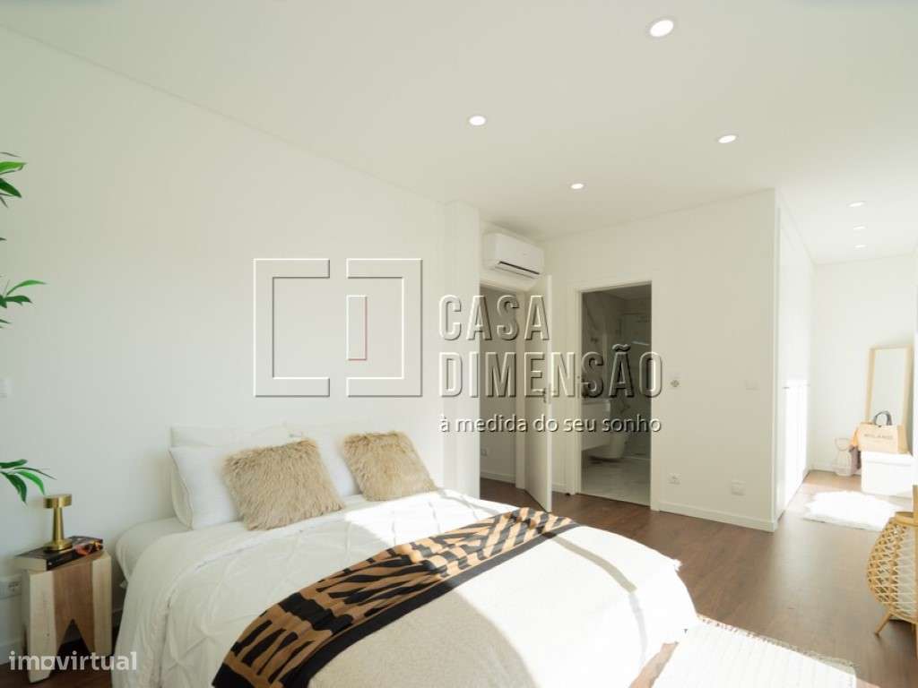 Moradia de tipologia T4+2 na melhor zona da Sobreda, com Piscina, G...-57