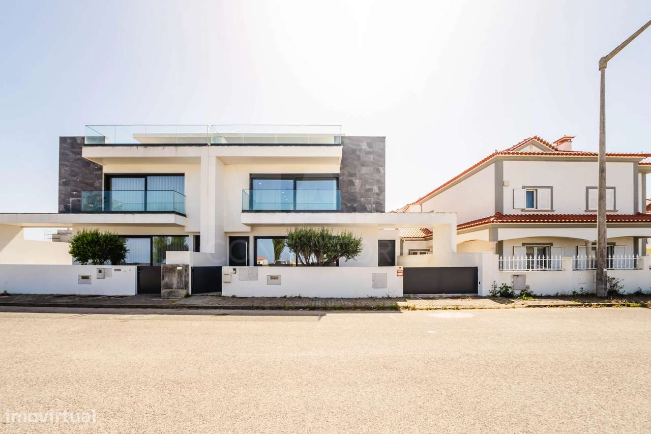 Moradia T3+2 Moderna com Vista Mar e Terraço Panorâmico-19