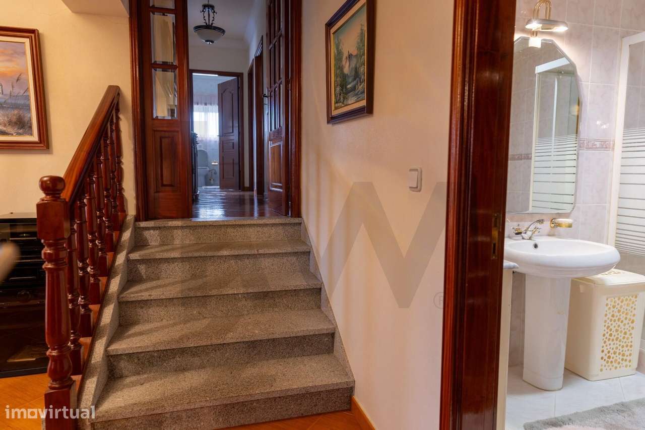 Moradia com 700 m2 de terreno, piscina e vista desafogada perto das Te - Grande imagem: 4/60