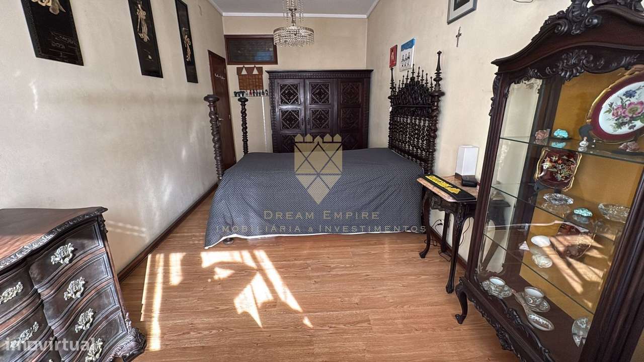 T4 com Potencial Extraordinário na Rua de Camões, Porto-3