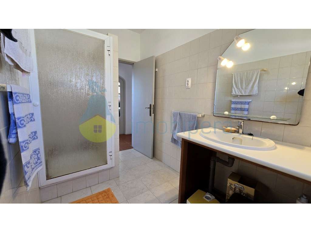 Moradia V4 com piscina e uma vista deslumbrante-18