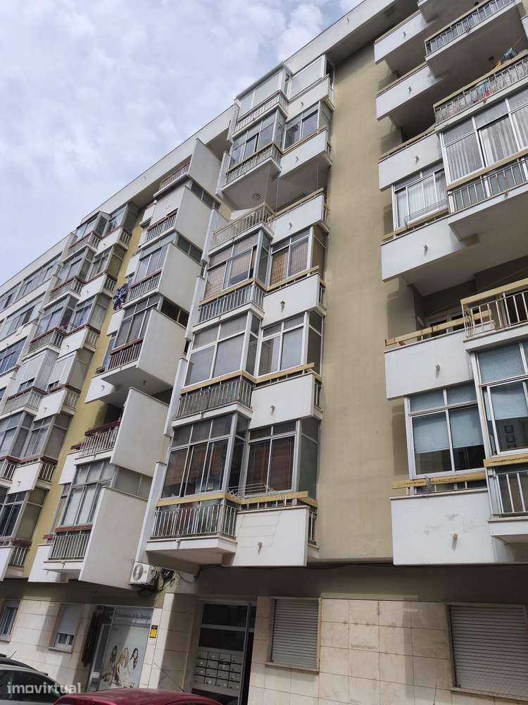 T2 Oeiras, Em Remodelação Total, Bem Localizado, Com Arrecadação.-23