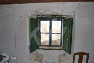 Casa de habitação para recuperar na aldeia de Chão do Galego