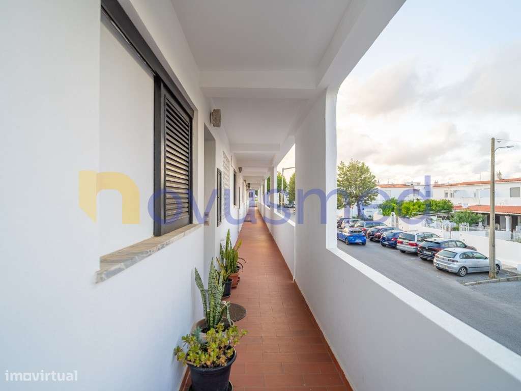 Apartamento T2 totalmente remodelado em zona central nas Ferreiras-18