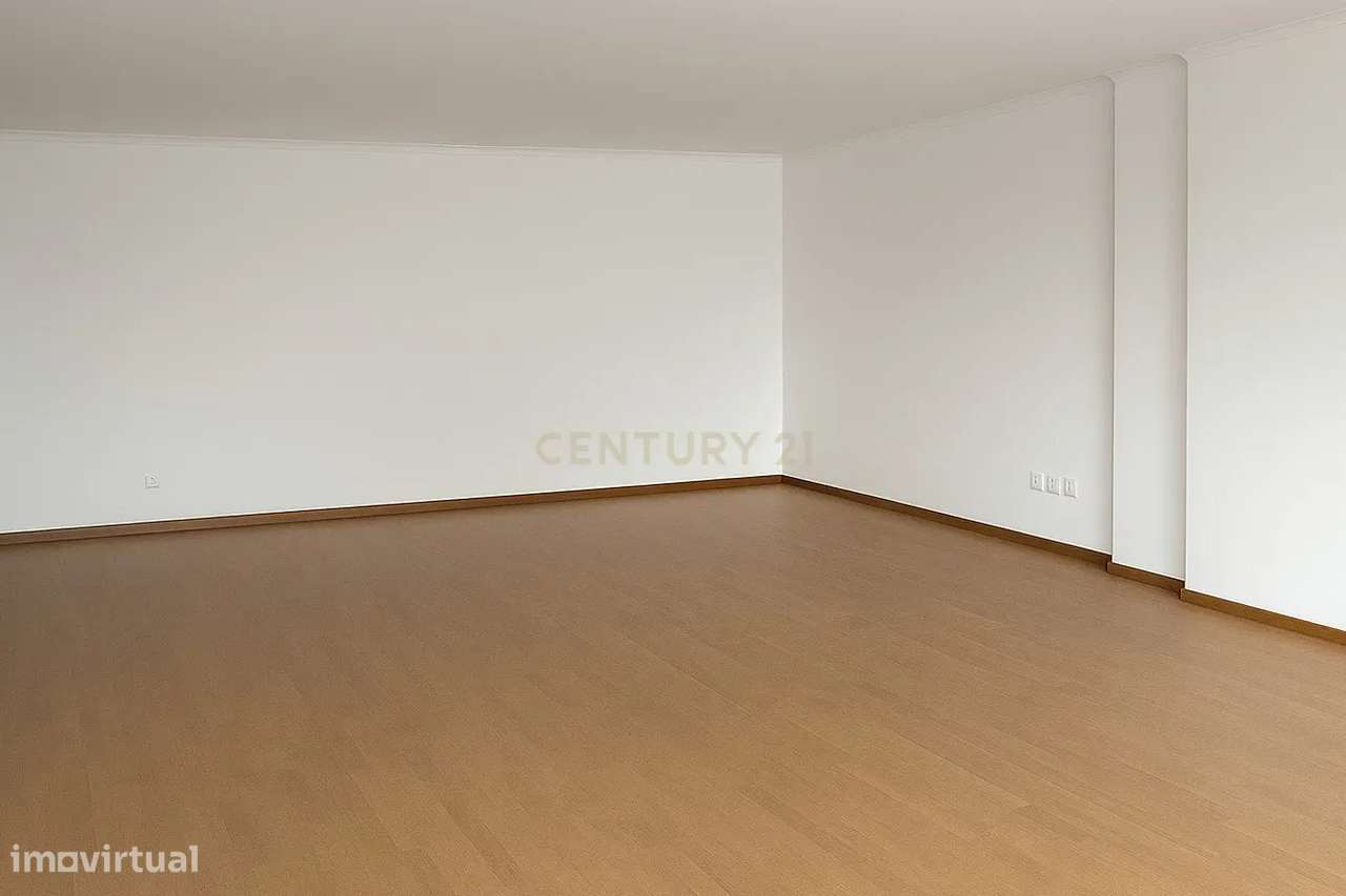 Apartamento T4 com Excelentes Áreas numa Zona Residencial de Excelênci-8