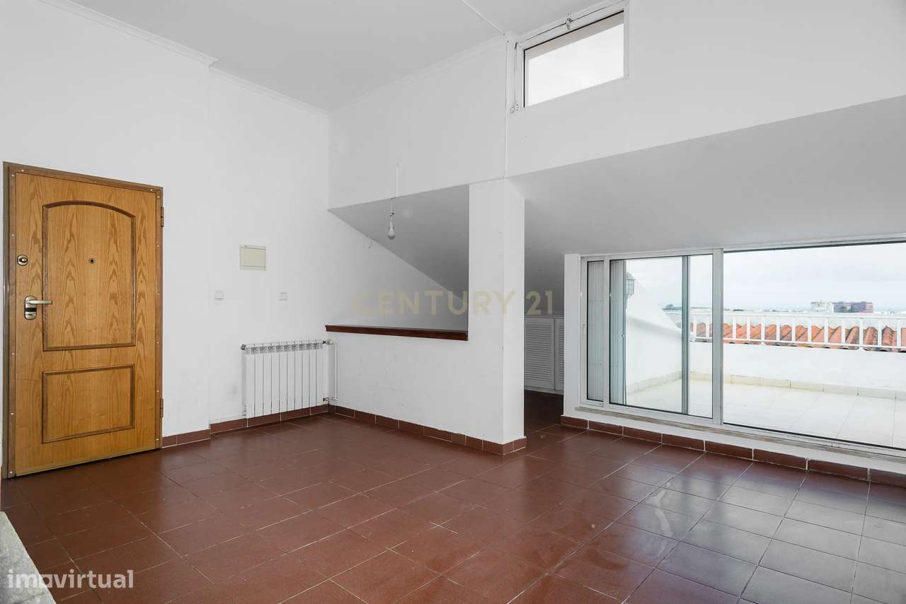 Duplex T3+3 com Vista Mar e Garagem Box – junto à praia e à A5-24