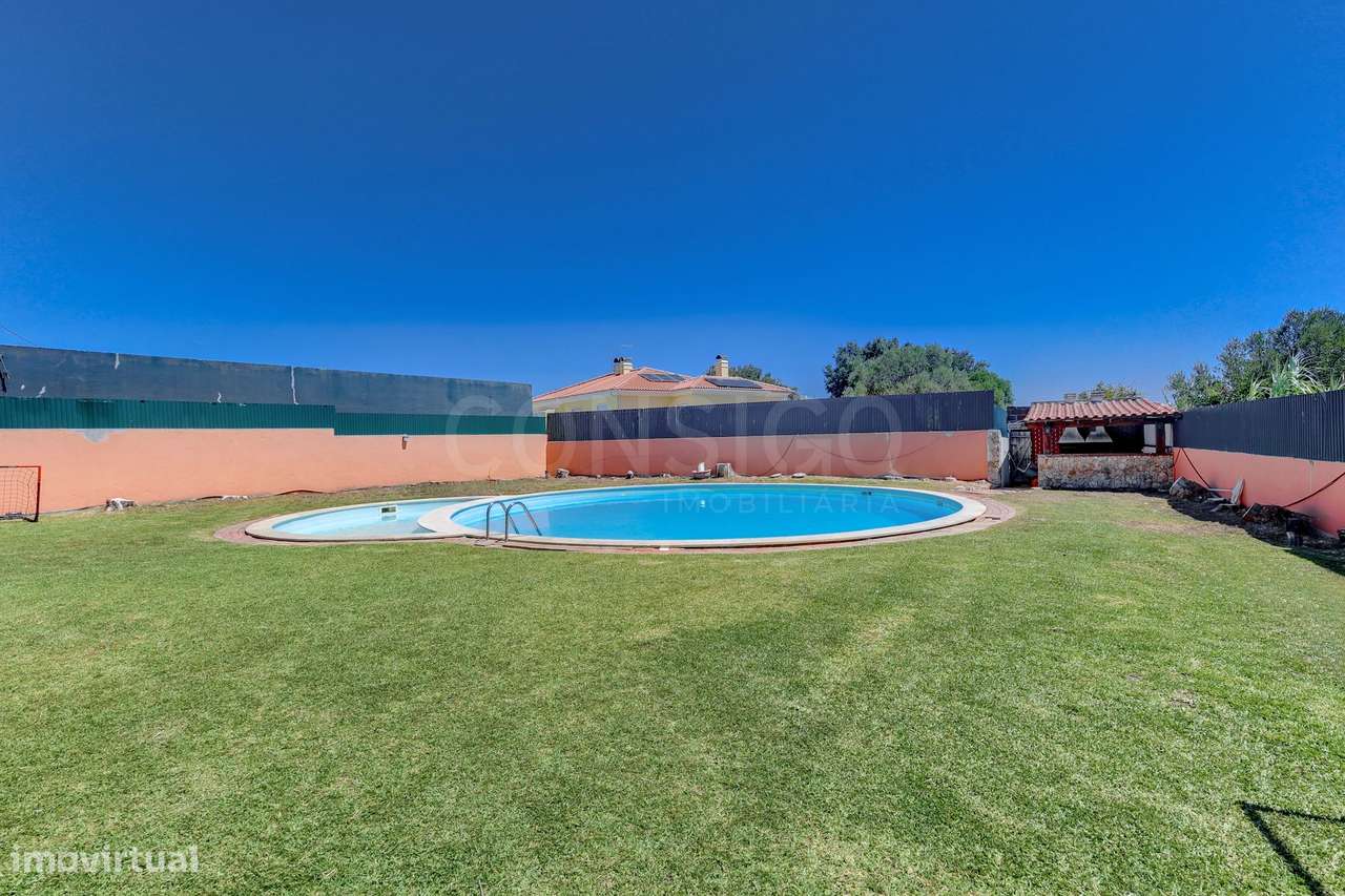 T3 com jardim privado, condomínio com piscina ,2 Estacionamentos + 1 a-32