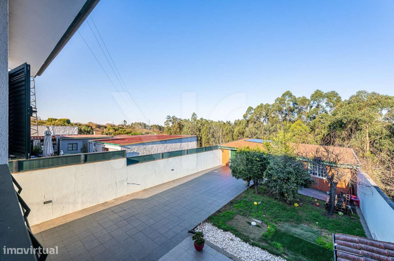 Moradia T4 com pátio, jardim e garagem em Covelas - Trofa-26