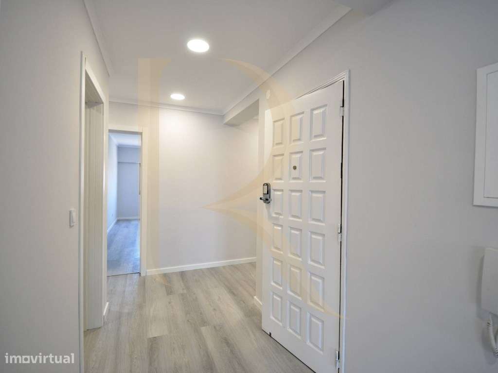 Apartamento T4 remodelado com varanda na Cruz de Pau-8