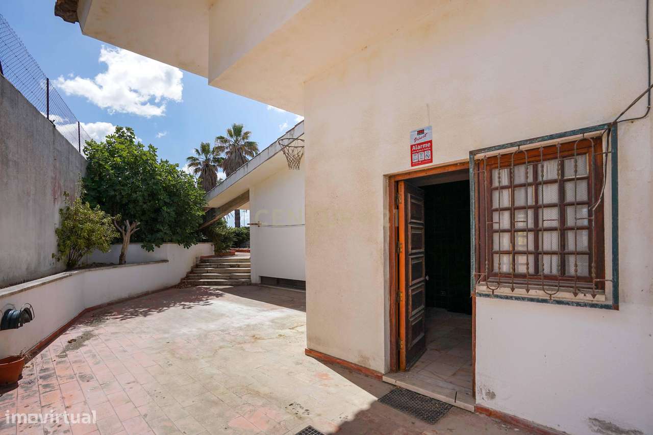 Moradia para remodelação total em Parede com Vista Panorâmica para o M-23