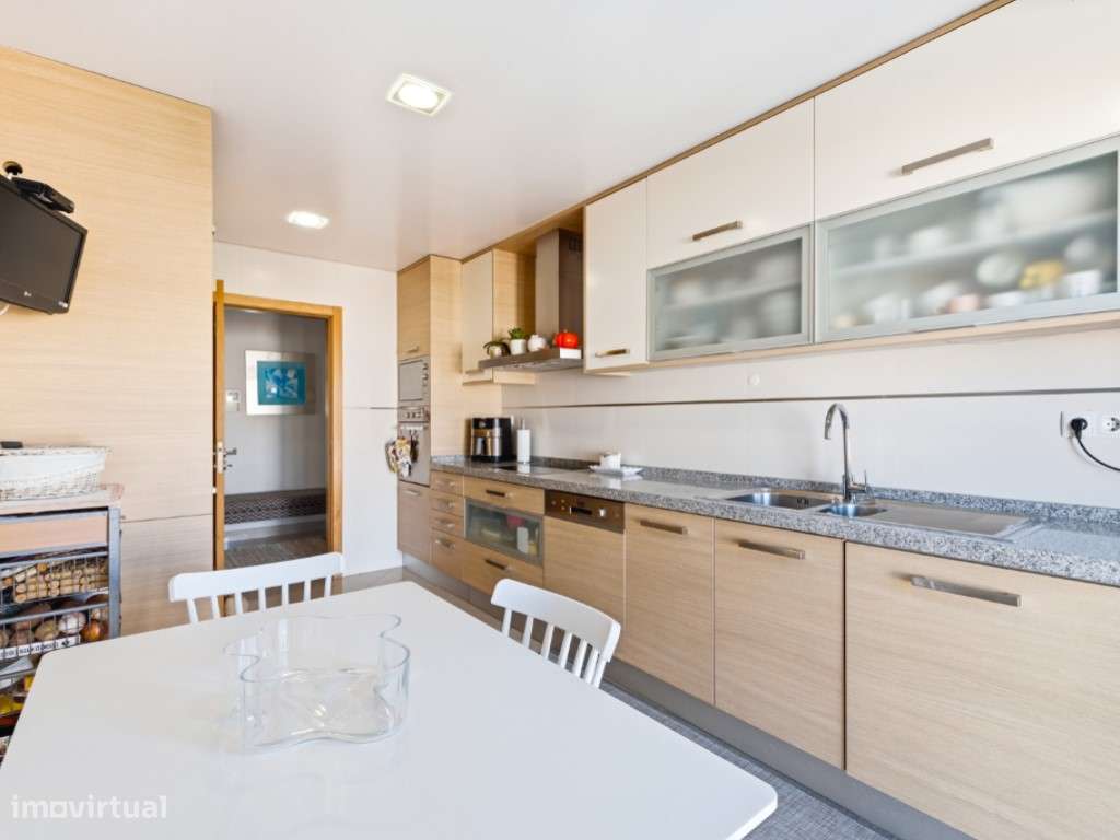 Apartamento T3 no centro de Quarteira, a 700 metros da praia, com 1...-8