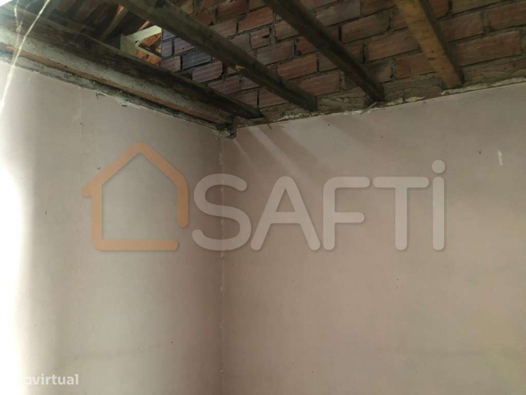 Moradia T3 para recuperar no centro de Torres Novas - Grande imagem: 5/31