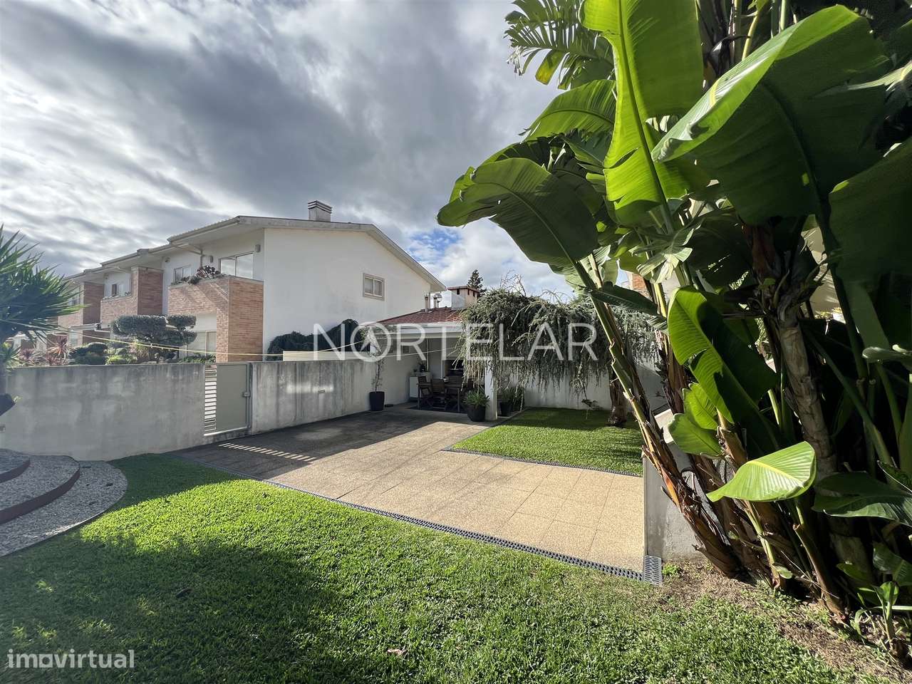 Moradia T3 com jardim e 3 frentes em Famalicão-35