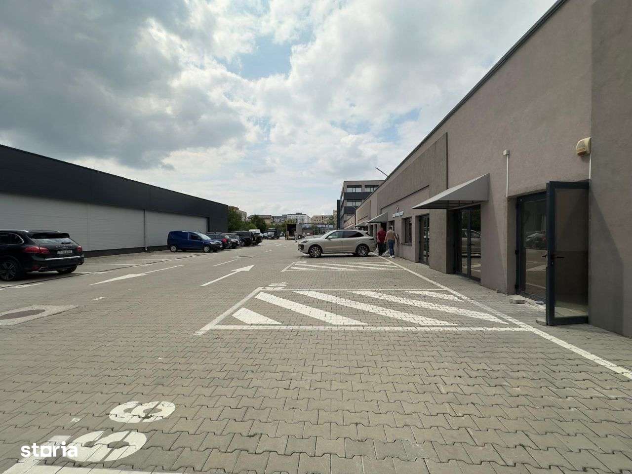 Hale 50, 228, 430, 595mp, zona Carrefour Felicia, C. Chisinaului 26 - Imagine principală: 2/6