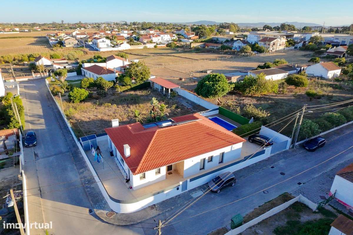 Excelente Moradia térrea Semi nova com piscina na Moita - Grande imagem: 4/37