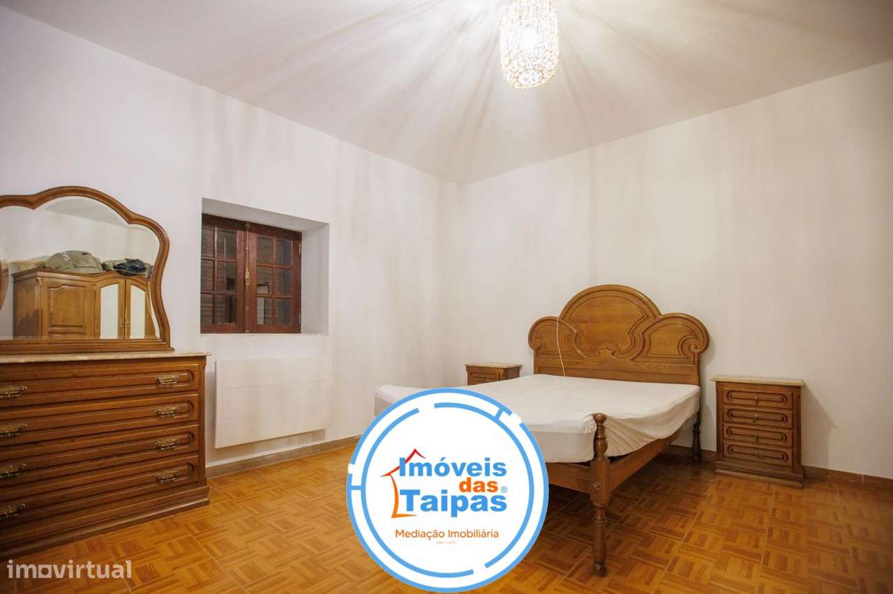 Vende-se Moradia Individual e rés-do-chão - T2-19