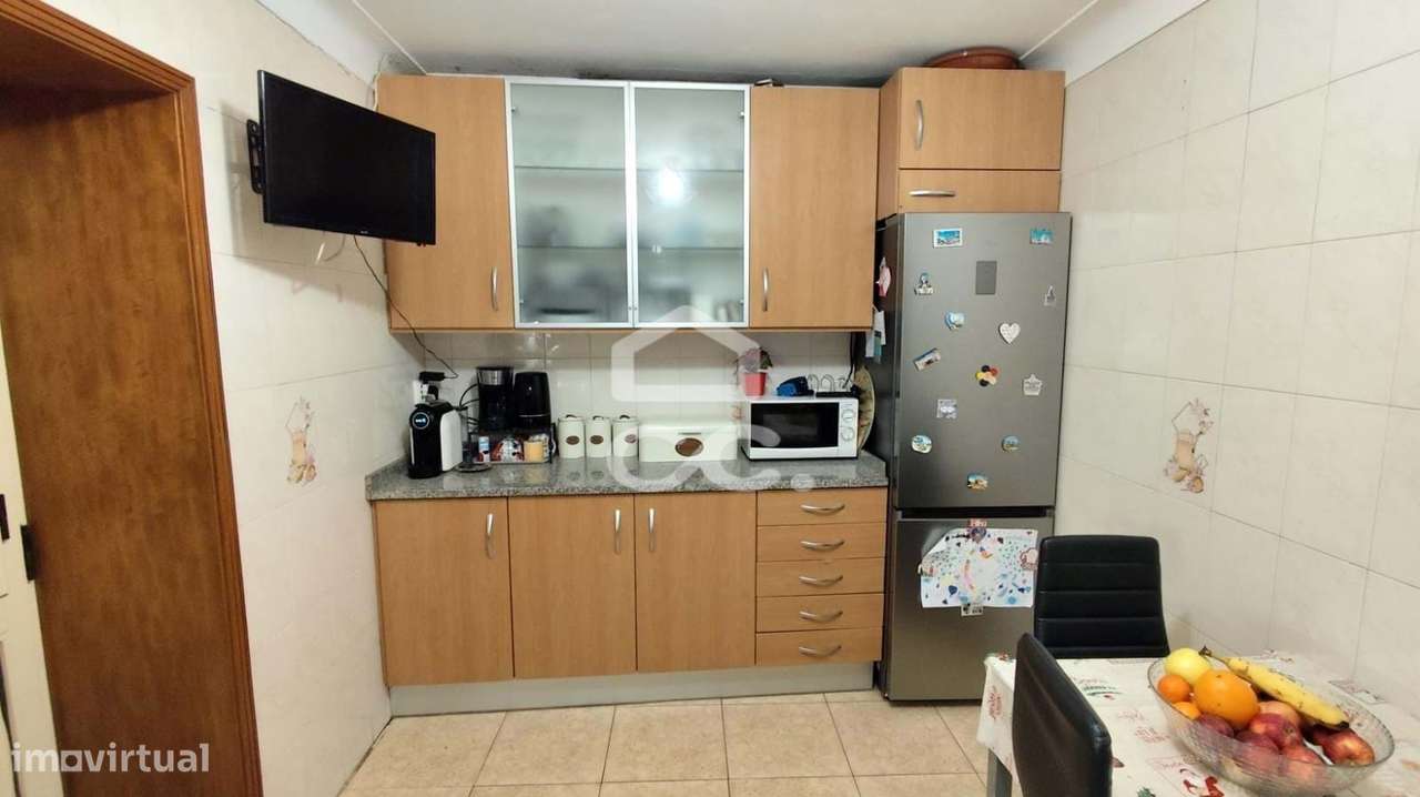 Moradia em Gaveto com Dupla Possibilidade: Habitação + Investimento em-8