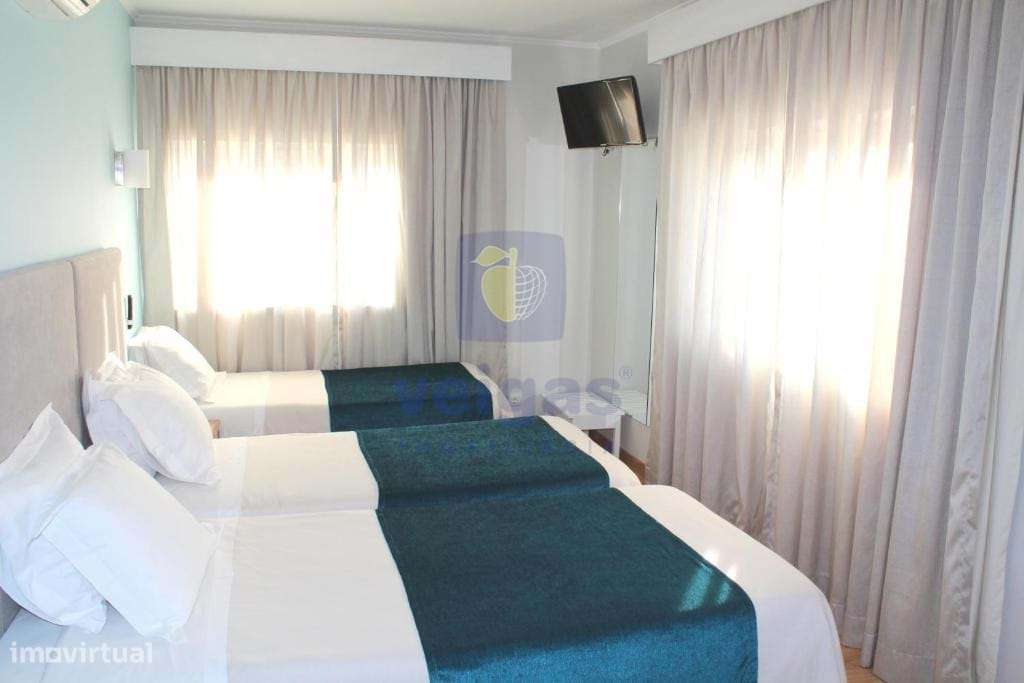 Hotel de 2 estrelas com 49 quartos, em atividade, com ocupação de 90%,-17