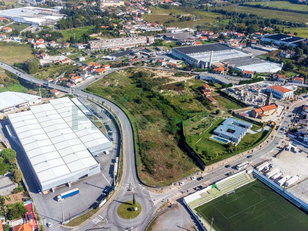 Terreno para Construção no Centro de São Martinho do Campo - Grande imagem: 3/17