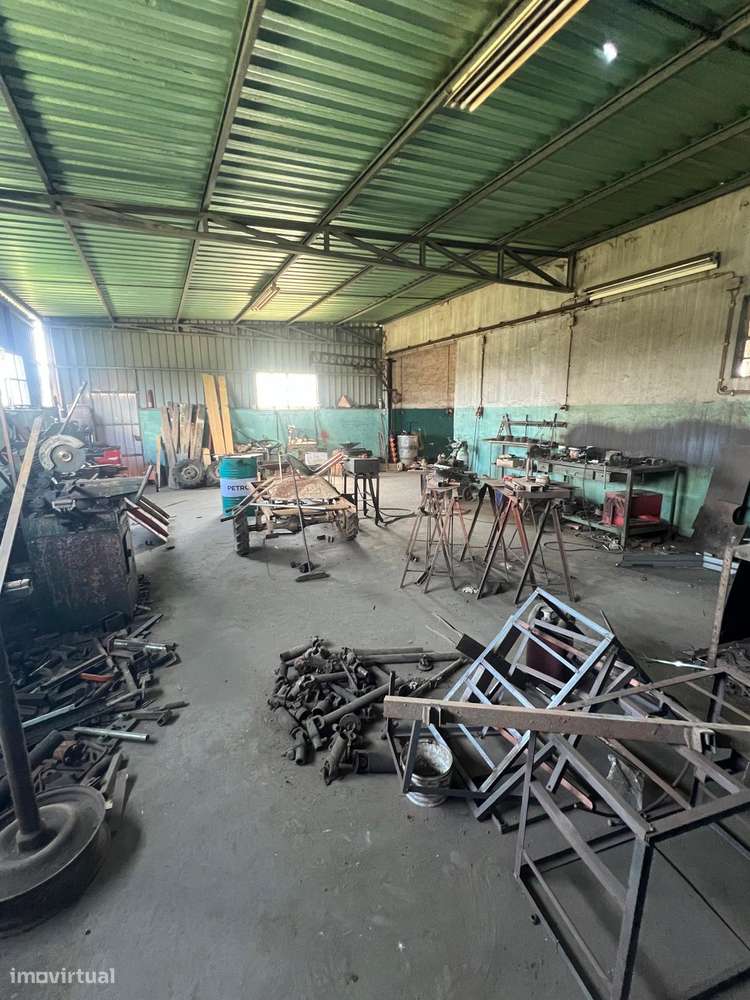 Imóvel com Diversas Possibilidades de Desenvolvimento em Alburitel-35