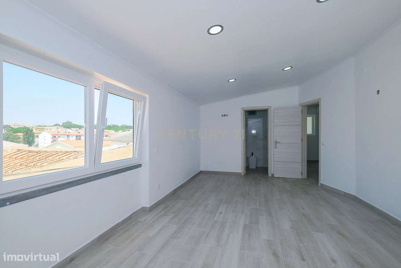 Moradia T4 Renovada no Estoril | Conforto, Espaço e Excelente Localiza-15