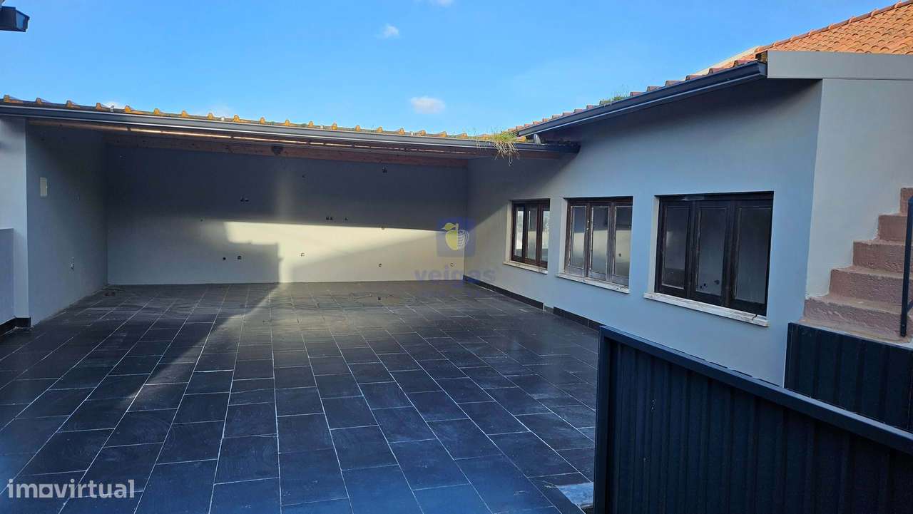 Edifício para Habitação e Comércio - Moradia T3 Renovada c/ Terraço e-9