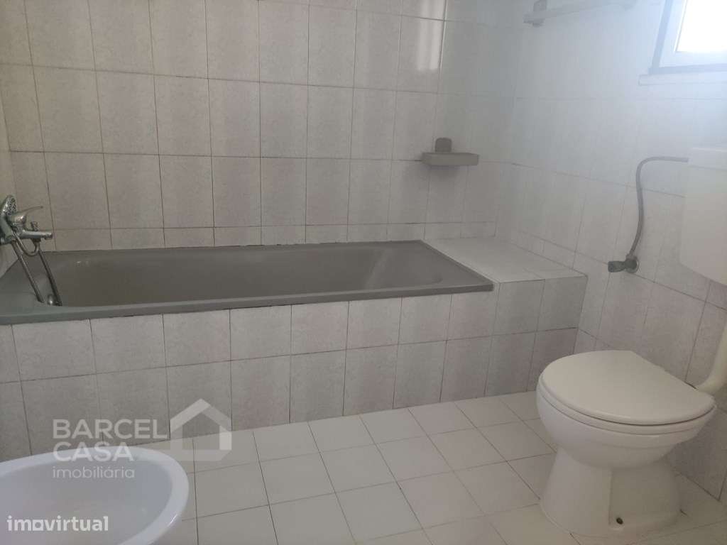 Moradia T3 com comércio para café em Quintiães - Barcelos-9