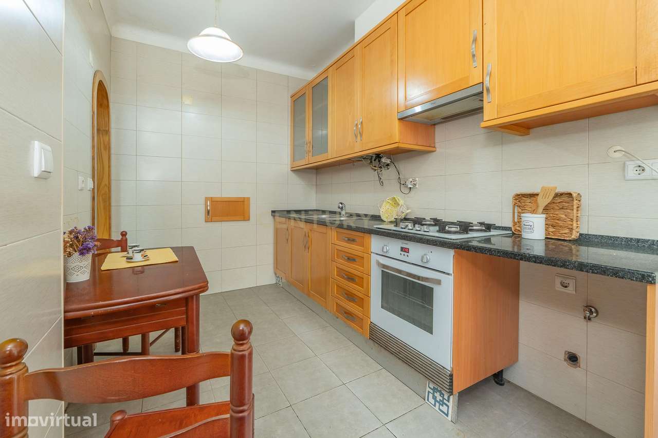 T2 central e com terraço,  possibilidade de ficar mobilado - Grande imagem: 2/34