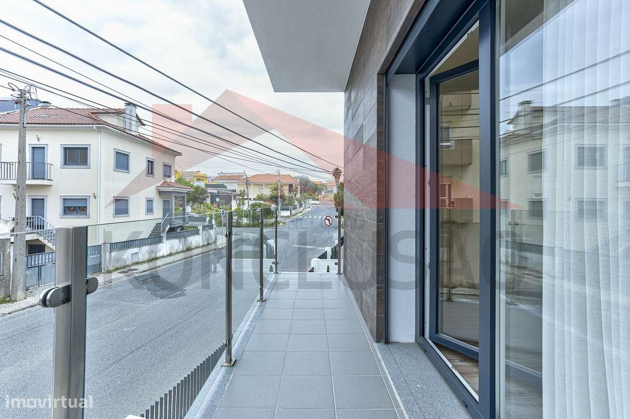 Moradia T4 de arquitetura moderna, estado de nova.-32