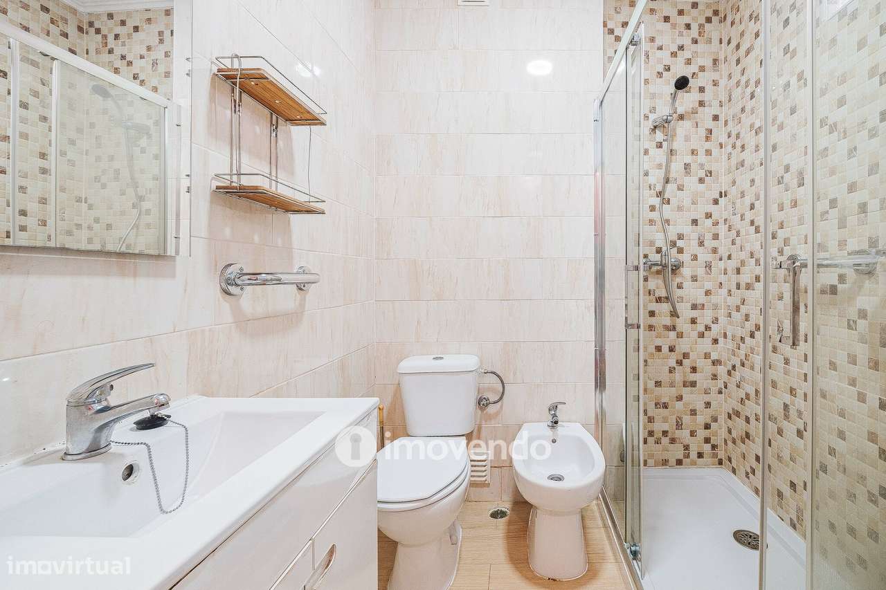 Apartamento T2 com duas varandas, na Graça, em Lisboa-29