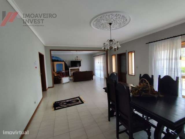 Moradia Bifamiliar T6 com Excelentes Áreas e Conforto-26