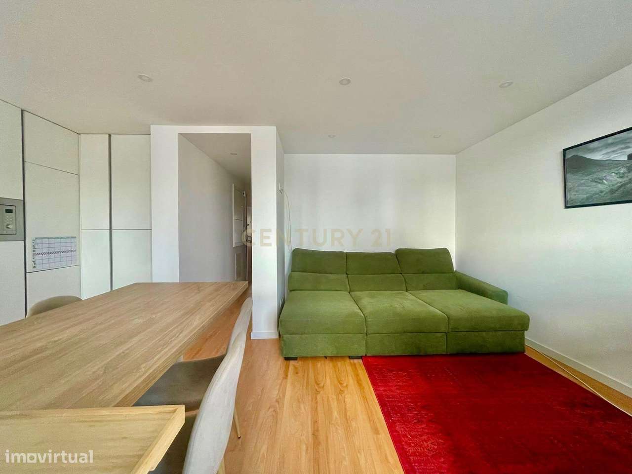 Apartamento T2 com Varanda em Localização Privilegiada-4