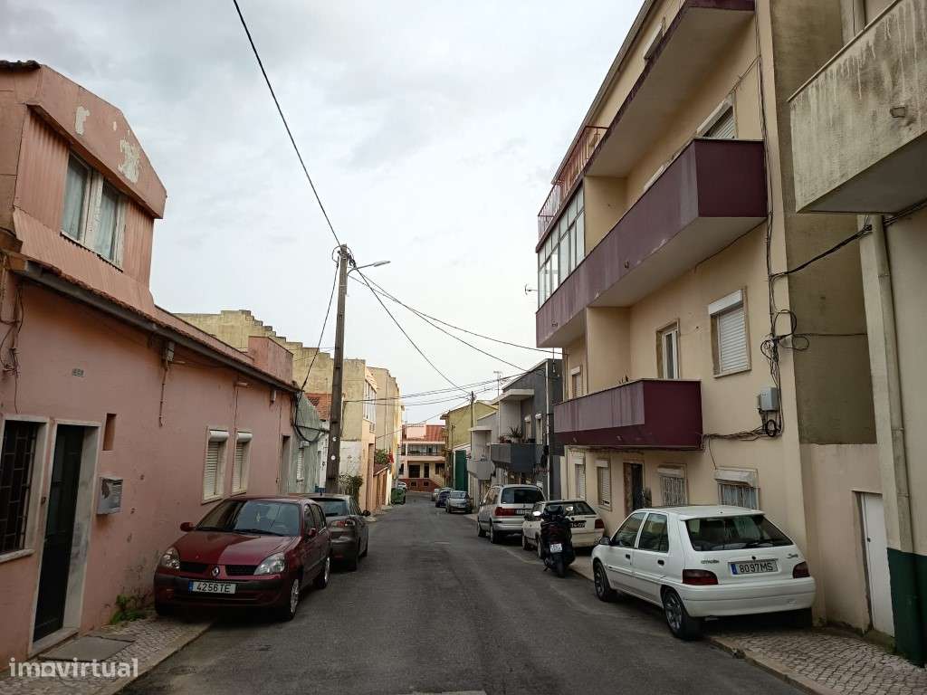 Apartamento T2 Renovado no centro de Camarate, Loures-22