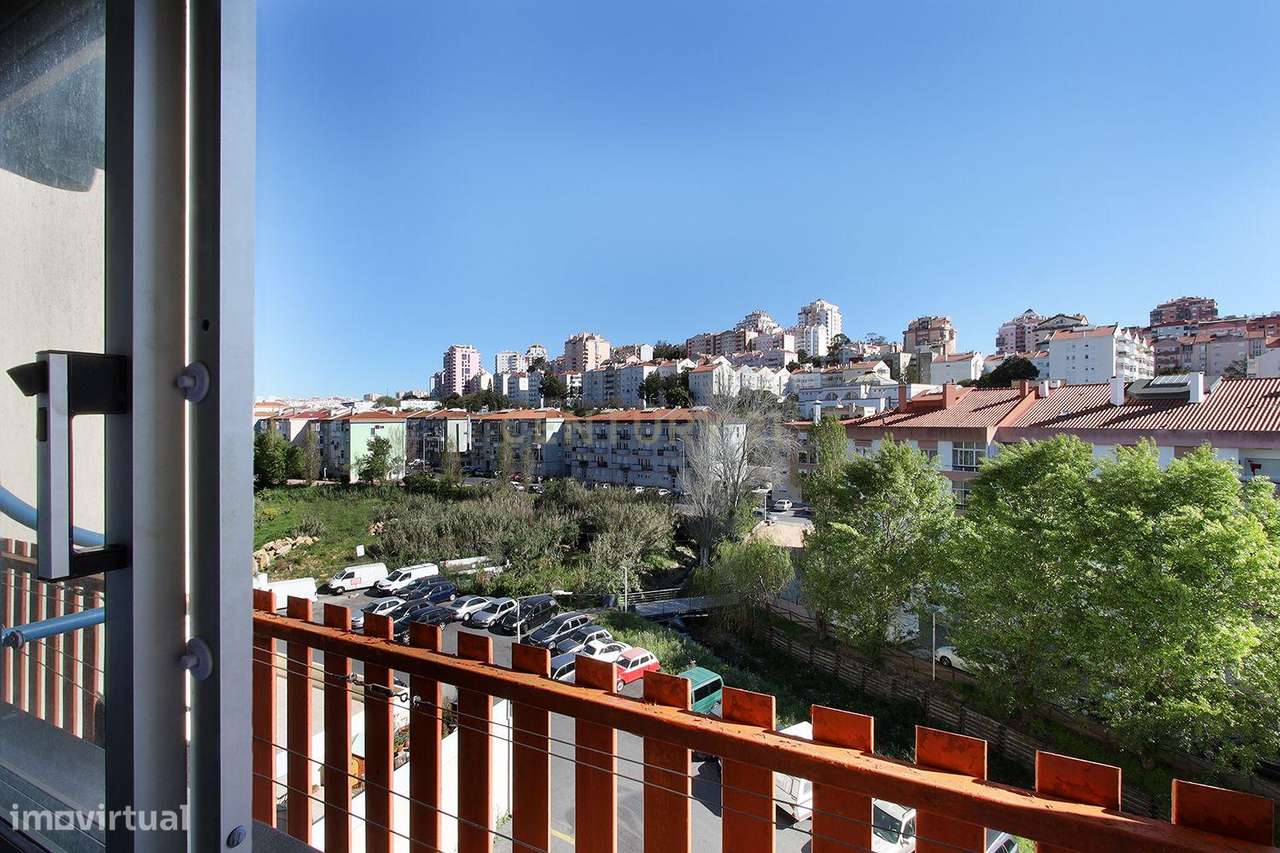 Mem Martins - Apartamento T1 transformado em T2 em zona tranquila.-9