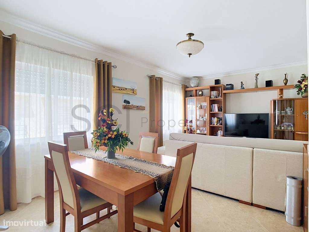 Fantástico Apartamento com Três Quartos e Amplo Terraço no Centro d...