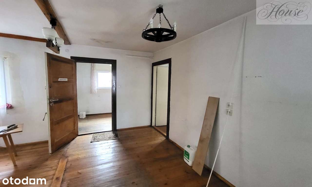 Stary , kameralny domek na obrzeżach miasta.-4