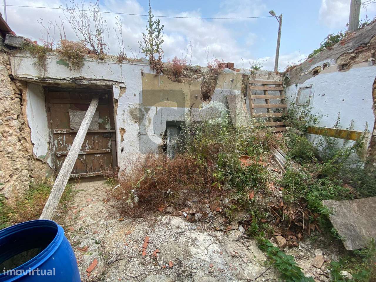 Moradia térrea no centro de Alcanhões para recuperar-7