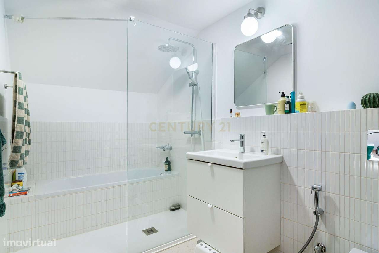 T4 Duplex Mobilado e Totalmente Remodelado | Centro do Linhó | Vista S-16