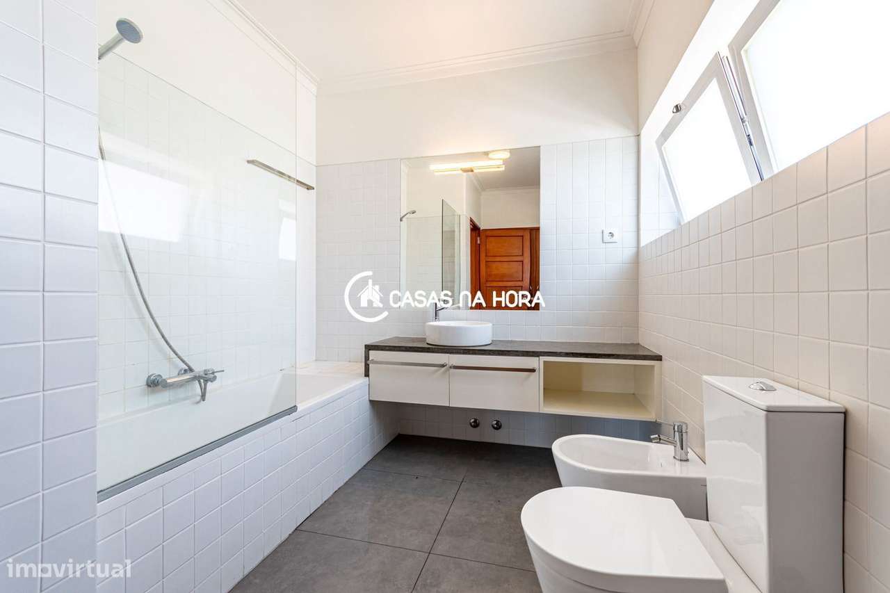 Moradia T3+T1  na Rua João das Regras, junto à Avenida de Sintra.-10